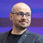 Google’s Demis Hassabis Plans 2026 Launch of AI-Powered Smart Glasses with Key Innovations