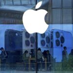 Apple Faces 5% Stock Plunge Amid Siri Delays, FTC Censorship Claims, and Investor Pullbacks